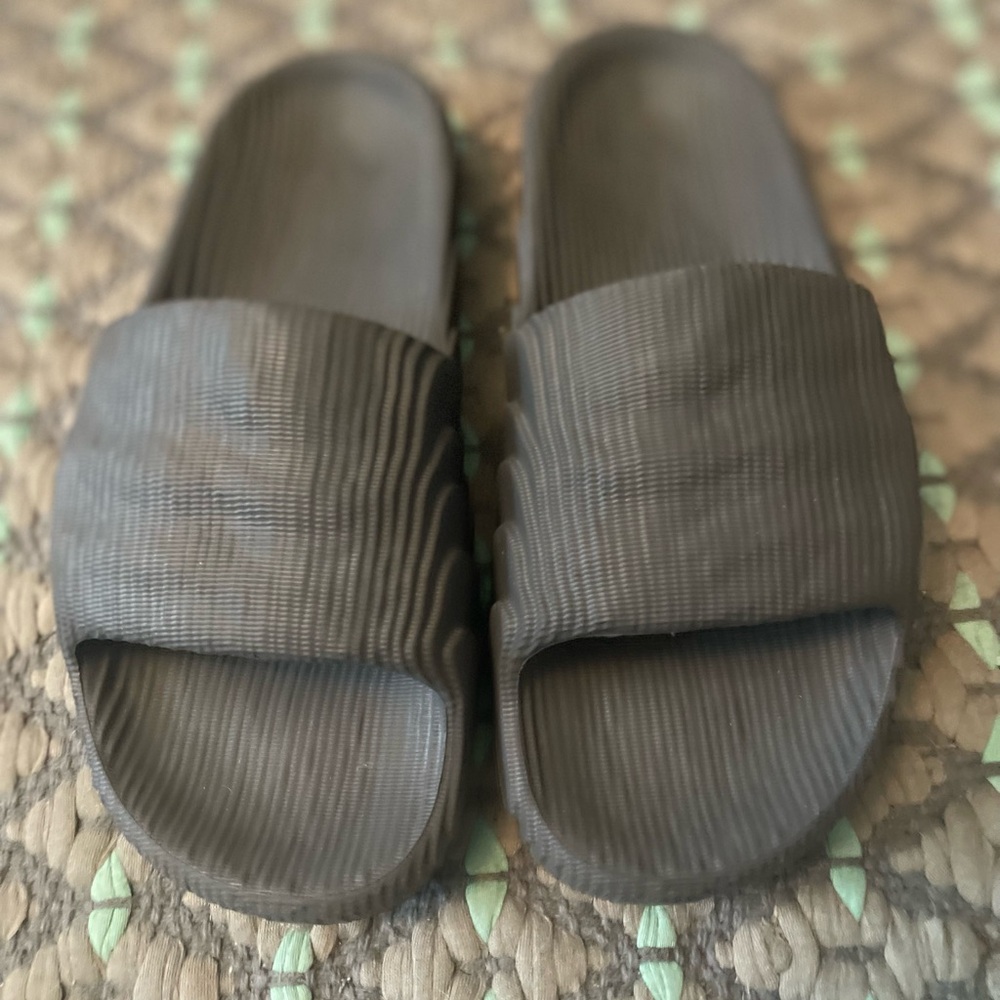 Men’s Adidas Gray Slide Sandals with Textured Strap size 11